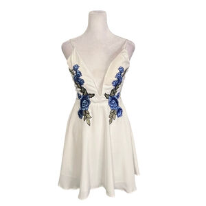 Luxxel White Floral Embroidered Deep Vneck Mini Dress Size Small NWT